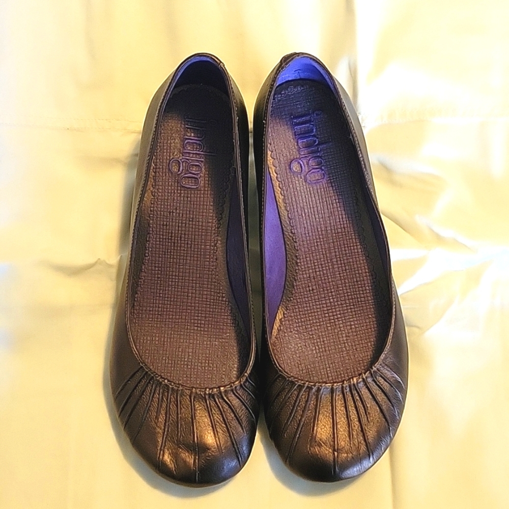 Indigo by Clarks size 8 with 1" heel, in a brown with copper sheen